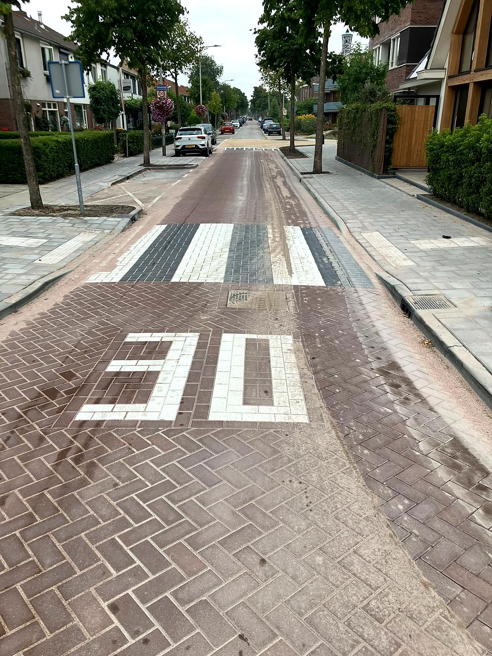 Heringerichte woonstraat met een 30-kilometermarkering in het wegdek